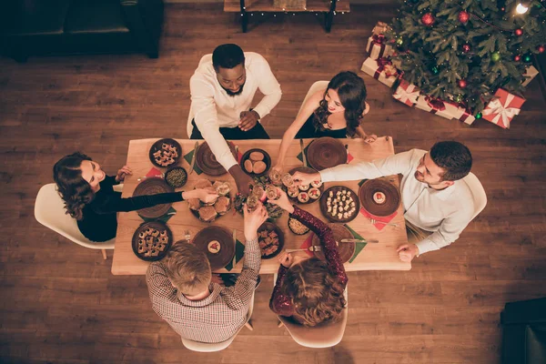 Topo acima da visão de alto ângulo de agradável atraente inteligente bem vestido alegre alegre positivo caras amigo gastando fest noite festiva cumprimentos parabéns sobre a mesa servida em casa decorada — Fotografia de Stock