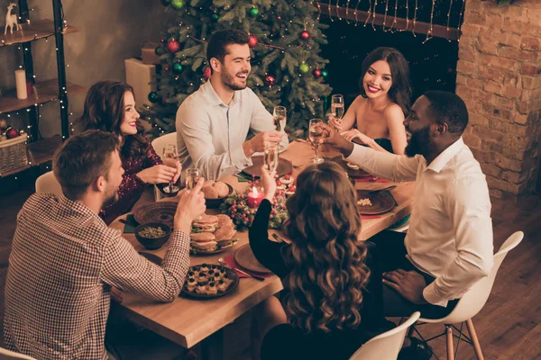 Güzel görünümlü çekici çekici şık şık neşeli olumlu memnun çocuklar dekore edilmiş ev odasında tebrik tost tebrik söyleyerek tatil eğlence harcama — Stok fotoğraf