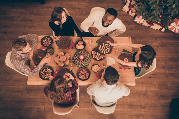 Arriba arriba alto ángulo vista de agradable atractivo elegante alegre alegre alegre alegre chicos amigo compañeros parientes hermanos hermanas pasar vacaciones fin de semana noche noche noel costumbre en casa en interiores — Foto de Stock