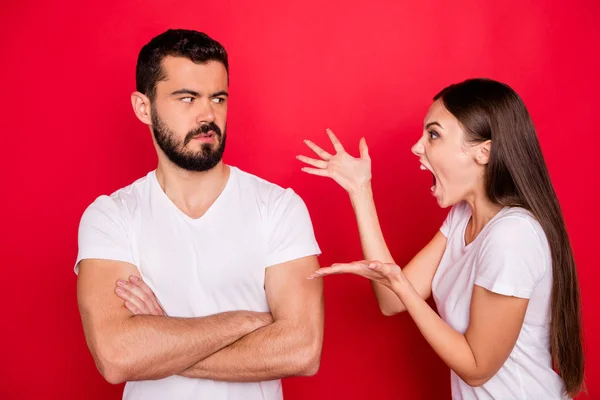 Фото сварки трендових двох чоловіків пара з дівчиною збирається сердитися, вибухнувши криком на хлопця, не розуміючи, вдягаючи білі футболки витривалі, в той час як ізольовані на червоному тлі — стокове фото