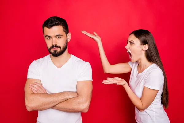 Foto von zwei lässigen trendigen stilvollen Menschen zusammen mit Freundin, die ihren Mann anschreit und ihm etwas vorwirft, was er in weißem T-Shirt ignoriert, während er mit rotem Hintergrund isoliert ist — Stockfoto