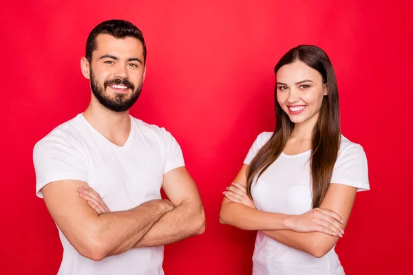 Foto van twee datum vrolijke soort blij gelukkige mensen samen permanent met vertrouwen witte t-shirts dragen terwijl geïsoleerd over rode achtergrond — Stockfoto