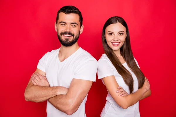Foto av söta ganska trendiga par av två personer som står tillbaka till varandra medan isolerade med röd bakgrund bär trendiga vit t-shirt — Stockfoto