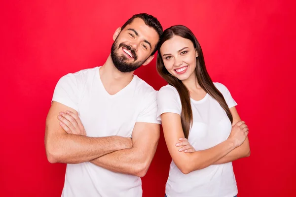 Foto av två vita ganska vackra söta stilig vackra människor med mannen skäggiga brunett klädd i vit t-shirt stående tillitsfullt medan isolerade med röd bakgrund — Stockfoto