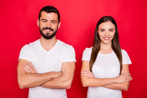 Foto de dos encantadores casuales guapos guapos guapos guapos guapos guapos guapos guapos guapos guapos guapos coworking mientras usan camisetas blancas aisladas sobre fondo rojo —  Fotos de Stock