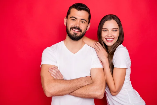 Foto von netten netten schönen schönen Paar von Ehepartnern freundlich und freundlich auf Sie, während isoliert mit rotem Hintergrund — Stockfoto