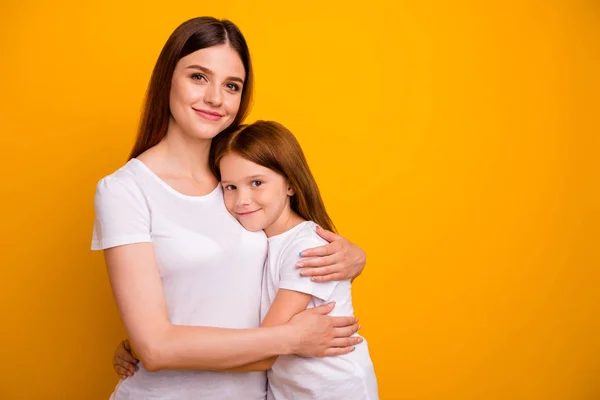 Porträtt av två trevliga glada munter anbud mild söt drömmande person gosa mamma mamma spendera tid isolerade över ljusa levande glans gul bakgrund — Stockfoto