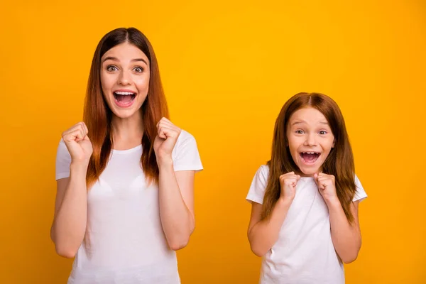 Porträt von verrückten Menschen, die Fäuste heben und Wow-omg schreien, das weiße T-Shirt über gelbem Hintergrund isoliert trägt — Stockfoto