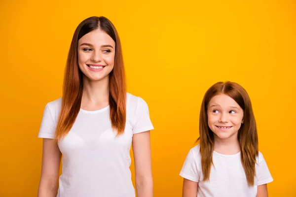 Retrato de damas encantadoras mirando con sonrisa radiante aislado sobre fondo amarillo — Foto de Stock