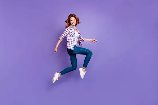 Foto panjang penuh dari wanita foxy keren melompat tinggi pergi ke pusat perbelanjaan mengenakan pakaian biasa terisolasi latar belakang warna ungu — Stok Foto