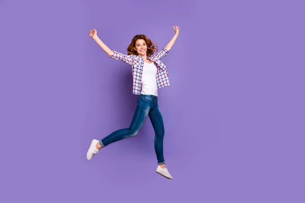 Foto de tamaño completo de la señora foxy fresco saltando alto disfrutar de descuentos de temporada final desgaste traje casual aislado color púrpura fondo —  Fotos de Stock