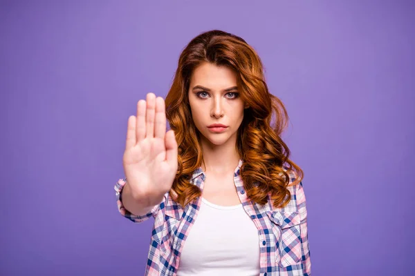Foto de una dama de jengibre seria levantando la palma para detener la violencia de las mujeres usar camisa a cuadros casual aislado color púrpura fondo —  Fotos de Stock