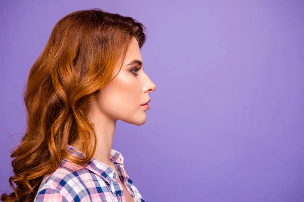 Fotografia de profil a doamnei destul de foxy care se uită atent la purtarea spațiului gol cămașă casual izolată fundal de culoare violet — Fotografie, imagine de stoc