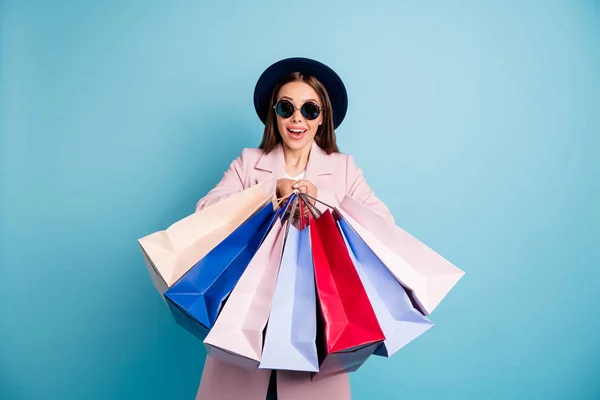 Portrét překvapeného překvapení dáma v brýlích brýle jít nakupovat mají neuvěřitelný slevový jekot WoW OMG nosit růžový kabát izolovaný přes modrý barevný pozadí — Stock fotografie
