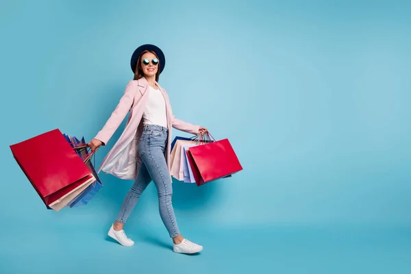 Fotka z celé velikosti roztomilá, veselá dáma v brýlích a na nákupy si můžete koupit sezonní koza džíny izolované přes modré pozadí — Stock fotografie