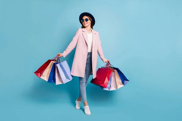 休日に素敵なコンテンツの女の子のフルレングス写真は、ピンクの背景の上に隔離されたレトロなトップコートのメガネデニムジーンズを着用友人のためのプレゼントを購入 — ストック写真