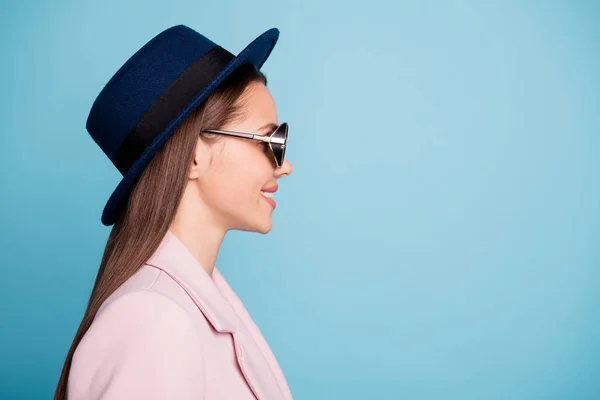 Profilsida foto av söt vacker flicka som har strandpromenad med hennes bästa vänner slitage Vintage glasögon glasögon Season Coat isolerad över blå färg bakgrund — Stockfoto