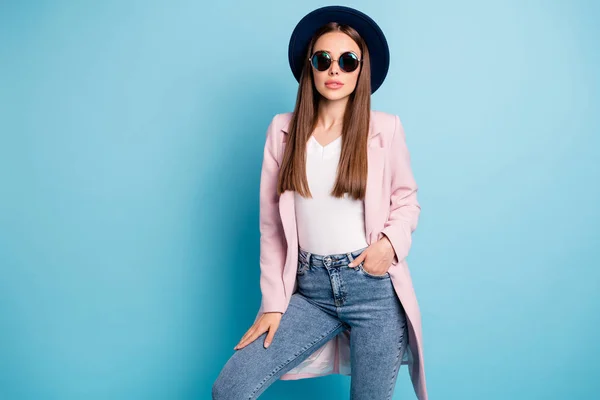 Porträtt av Pretty Lady True fashionabla modell poserar bär hennes retro outfit denim jeans isolerade över pastell färg bakgrund — Stockfoto