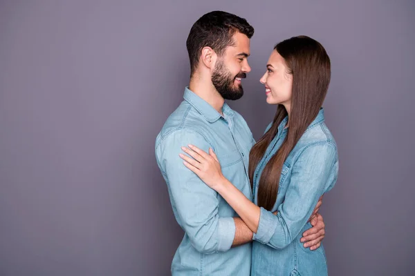 Profilsida Visa porträtt av två hennes hon hans han trevlig attraktiv charmig härlig noggrann söt glad glada person som omfattar isolerade över grå violett lila pastell bakgrund — Stockfoto