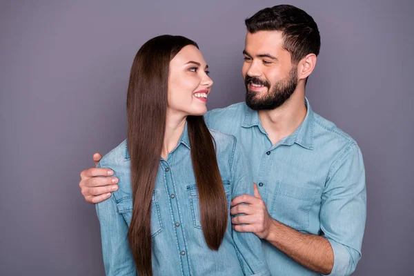 Close-up portret van twee haar ze zijn hij mooie aantrekkelijke mooie vrolijke vrolijke liefdevolle voorzichtig zoete Tender persoon omarmen tijd doorbrengen geïsoleerd op grijze Violet paars pastel achtergrond — Stockfoto