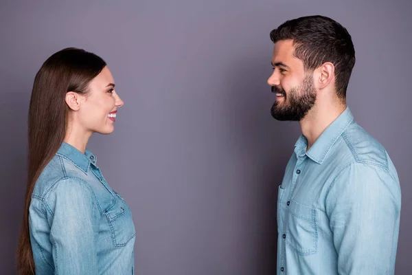 Perfil de cerca vista lateral retrato de dos ella su agradable atractivo confiado alegre persona alegre agente agente de bienes raíces colegas aislados sobre gris violeta pastel púrpura fondo —  Fotos de Stock