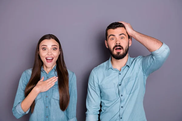 Närbild porträtt av två hennes hon hans han trevlig attraktiv charmig härlig glad glada glad Brun-haired person uttrycker glad Emotion vinnaren isolerade över grå violett lila pastellfärgad bakgrund — Stockfoto