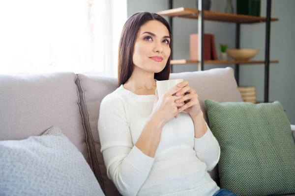 Zbliżenie jej portret ona ładnie wyglądające Winsome atrakcyjne piękny spokojny spokojny dziewczyna korzystających gorący napój latte siedzi na kanapie w jasnym białym wnętrzu salonu-Pokój wewnątrz — Zdjęcie stockowe