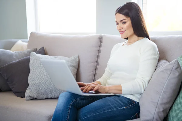 Ritratto di lei ha un bell'aspetto attraente bella affascinante concentrato concentrato di lavoro autonomo ragazza dai capelli dritti hr manager copywriter che lavora nella stanza appartamento casa luce — Foto Stock