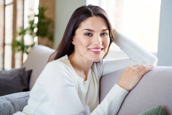 Close-up portrait of her she nice-looking beautiful well-groomed attractive lovely charming winsome lovable healthy cheerful cheery straight-haired girl enjoying vacation in light house apartment room — 스톡 사진