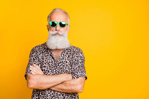 Portrait de drôle funky vieil homme barbu au repos se détendre mains croisées regarder pour toujours jeune porter chemise imprimé léopard tenue à la mode isolé sur fond jaune — Photo