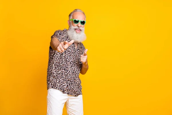 Retrato de loco jubilado divertido largo barbudo viejo hombre en gafas gafas marca se siente loco moderno fresco grito hey usted usa pantalones cortos de camisa de leopardo aislado sobre fondo amarillo —  Fotos de Stock