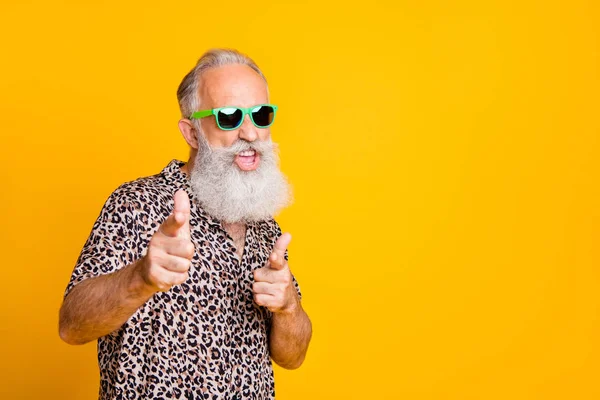 Portrait of funky old bearded man in eyeglasses eyewear feel cool crazy point at you wearing leopard shirt isolated over yellow background — Stock Photo, Image