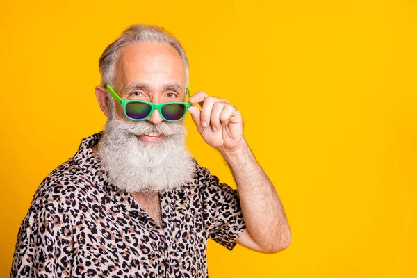 Foto ravvicinata del vecchio pensionato in pensione e inviato a riposare all'estero godendo la vita mentre isolato con sfondo giallo — Foto Stock