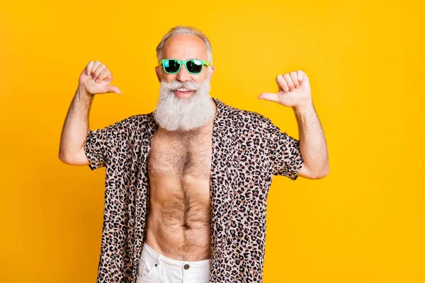 Foto de anciano pulgar en sí mismo siendo orgulloso y la publicidad de sí mismo, mientras que aislado con fondo amarillo —  Fotos de Stock