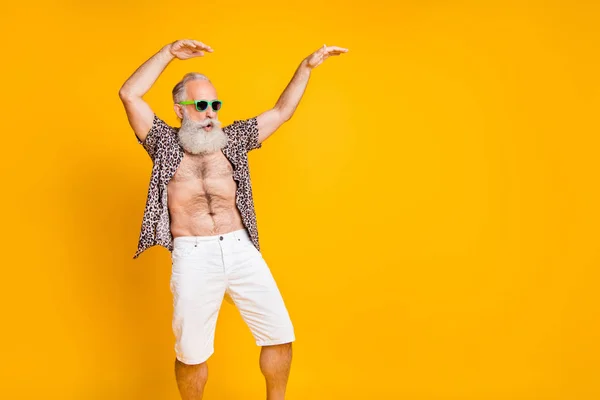 Fotó a vidám energikus öregember még mindig képes mozogni és a tánc, mint a fiatal, miközben elszigetelt sárga háttérrel — Stock Fotó