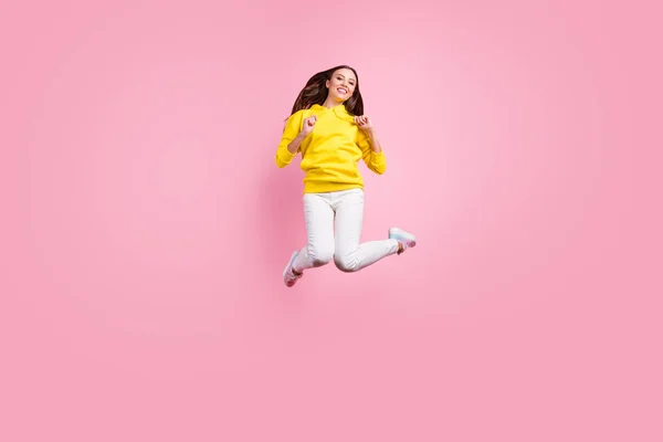 Comprimento total tamanho do corpo foto de encantador bonito agradável atraente bela namorada fascinante pulando para o ar usando camisola amarela calçado isolado sobre cor pastel rosa fundo — Fotografia de Stock
