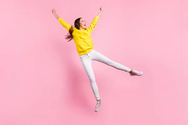 파스텔 색상 배경으로 고립 된 노란색 스웨터 신발을 입고 여기에서 날아 오는 멋진 귀여운 매력적인 매력적인 여자 친구의 전체 길이 바디 사이즈 사진 — 스톡 사진