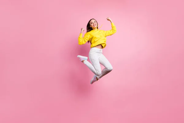 Фотографія повного розміру тіла чарівної веселої милої привабливої дівчини, яка виграла деякі змагання, одягнені в жовтий светр взуття ізольовані на рожевому пастельному фоні — стокове фото