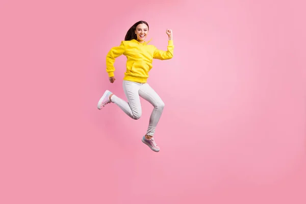 Foto de tamaño corporal de longitud completa de hermosa novia linda atractiva con suéter amarillo corriendo rápidamente hacia algo mientras se aísla con fondo de color pastel rosa — Foto de Stock