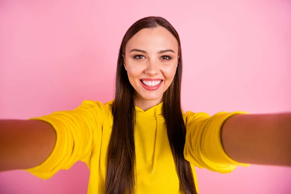 Saját fotó bájos aranyos gyönyörű vonzó Toothy lenyűgöző pompás barátnője forgatás videó figyelembe selfie viselt sárga pulóver elszigetelt mint pasztell színű háttér — Stock Fotó