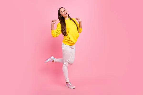 Lunghezza totale dimensioni del corpo foto di affascinante carino bella bella bella fidanzata indossa maglione giallo mentre isolato su sfondo di colore pastello — Foto Stock