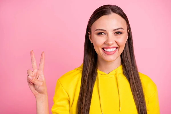 분홍색 파스텔 색상 배경으로 고립 된 노란색 스웨터를 입고있는 동안 재미있는 쾌활한 귀여운 멋진 멋진 젊은이 여자 친구가 미소 짓는 사진을 클로즈업하십시오. — 스톡 사진