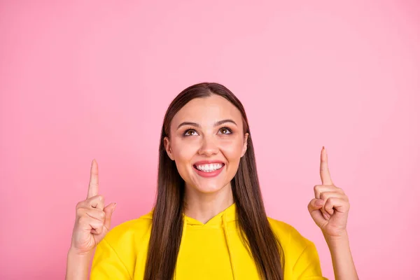 Close-up foto van mooie aantrekkelijke charmante lieve vriendin dragen gele trui wijzend op naar verkoop hierboven aangegeven terwijl geïsoleerd over roze kleur pastel achtergrond — Stockfoto