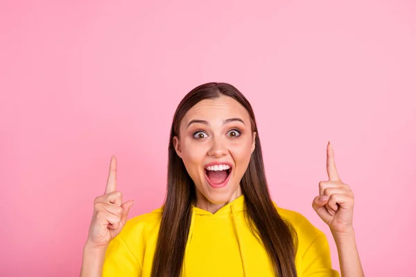 Φωτογραφία του γοητευτικό casual χαρούμενο αρκετά γλυκό υπέροχο χαρούμενη εκστατική φίλη ενθουσιασμένος με την ιδέα έρχεται στο μυαλό της, ενώ φορώντας κίτρινο πουλόβερ απομονωθεί πάνω από ροζ παστέλ χρώμα φόντο — Φωτογραφία Αρχείου