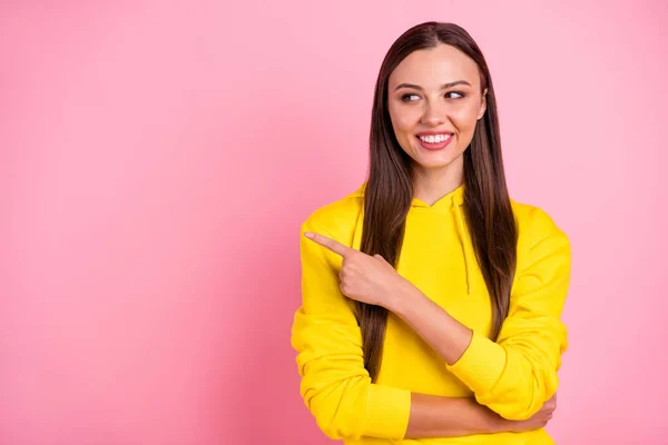 Copyspace foto av attraktiva söta söt söt trevlig charmig flickvän pekar bort på tomhet att uppfyllas medan isolerade över rosa pastell färg bakgrund bär gula Vivid tröja — Stockfoto