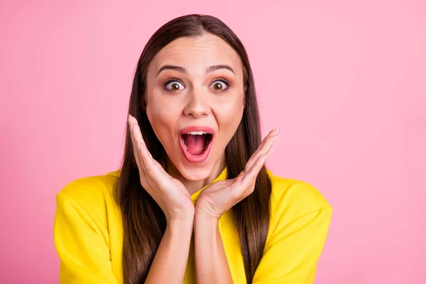 Nahaufnahme Foto von charmanten fröhlichen netten hübschen süßen Freundin schreien mit überglücklich tragen gelben Pullover Straßenstil isoliert mit rosa Pastellfarbe Hintergrund — Stockfoto