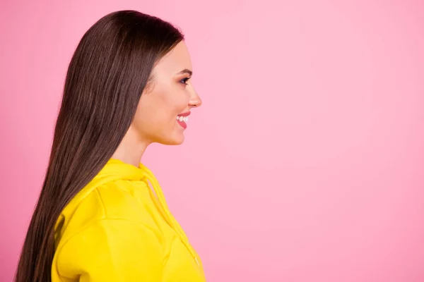 Copyspace foto di allegro divertente ragazza carina indossare giallo maglione vivido mentre in piedi profilo laterale isolato con sfondo di colore pastello — Foto Stock