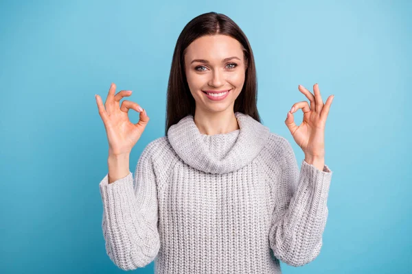 Portrét příjemnému obsahu dívčí promoce show ok značky doporučit reklamu nosit bílý pletený svetr izolovaný přes modrý barevný pozadí — Stock fotografie