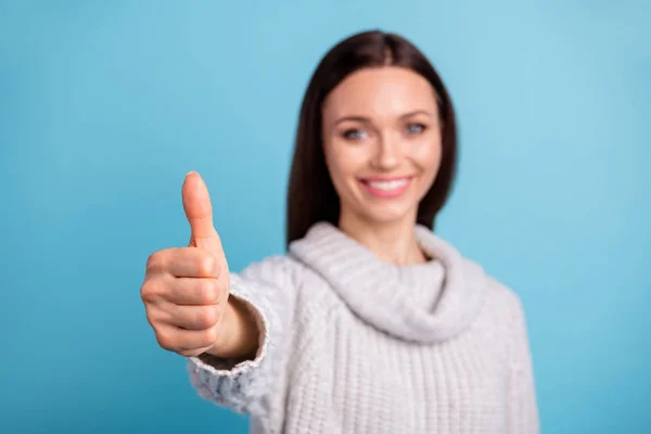 Retrato de promotor menina positiva selecionar anúncios sugerem ponto de promoção thumbs-up anunciar desgaste jumper branco isolado sobre fundo de cor azul — Fotografia de Stock