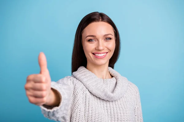 Närbild foto av positiva glada promotor rekommendera försäljning rabatt Godkänn annonser Visa tummen upp slitage vit tröja isolerad över blå färg bakgrund — Stockfoto